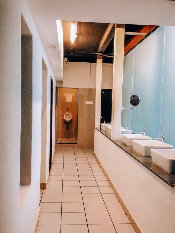Kochi The Metro Pod - Backpackers A/C Dormitory מראה חיצוני תמונה